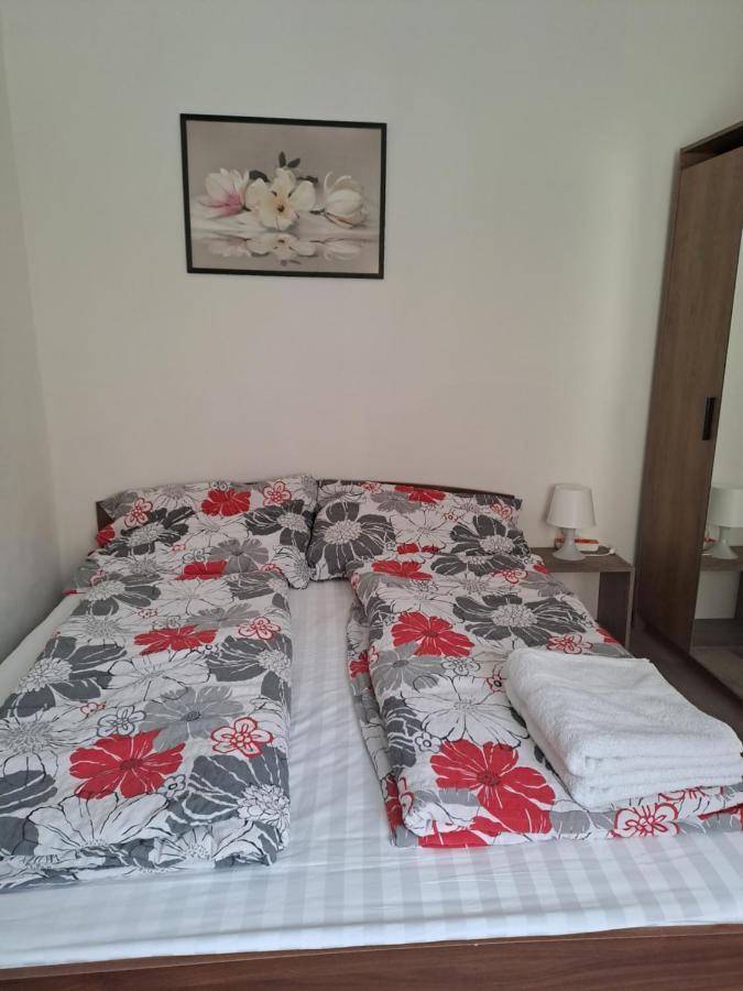 Nha Nghi Cho Cap Doi Va Gia Dinh Apartment Prague Room photo
